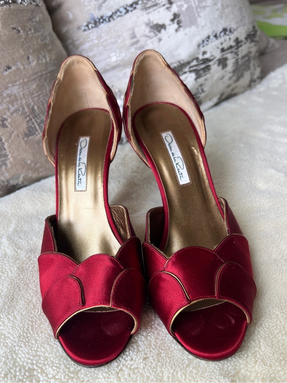 Oscar de la Renta Petali Crimson Red d’Orsay Peep-Toe Pump Gold Trim 4” HL SZ: 7